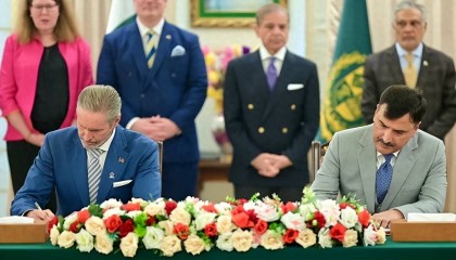 五亿美元到账！巴铁热情接待美国贵客，连稀土一起都交给对方