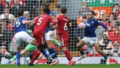 利物浦主帅怒斥红牌争议，前锋缺阵水晶宫战役悬念陡增！