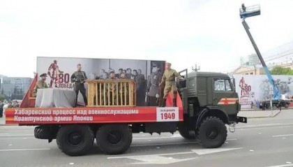 离谱！俄罗斯把日本雇佣兵俘虏关笼子里游街示众？和中国有关系？