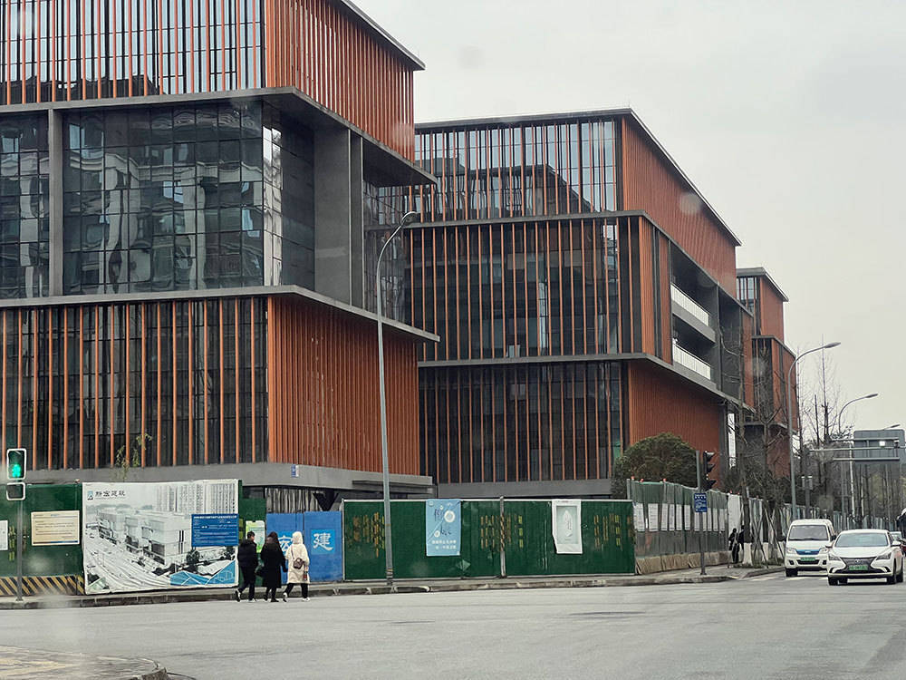 成都一幼儿园建成四年仍闲置、屡被投诉却屡遭推迟，当地：验收后将移交