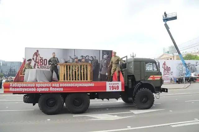 离谱!俄罗斯把日本雇佣兵俘虏关笼子里游街示众?和中国有关系?