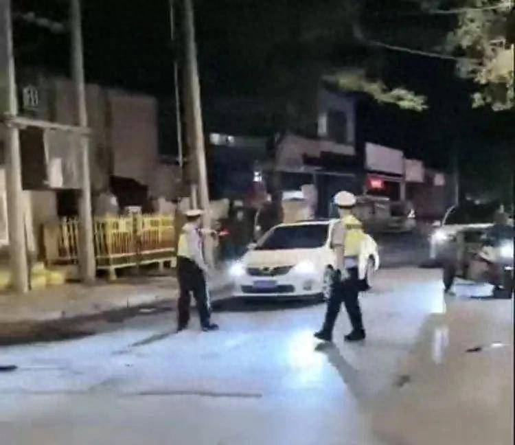 河北一汽车在查酒驾时强行倒车逃离,撞上三轮和特斯拉,当地警方:正在追查