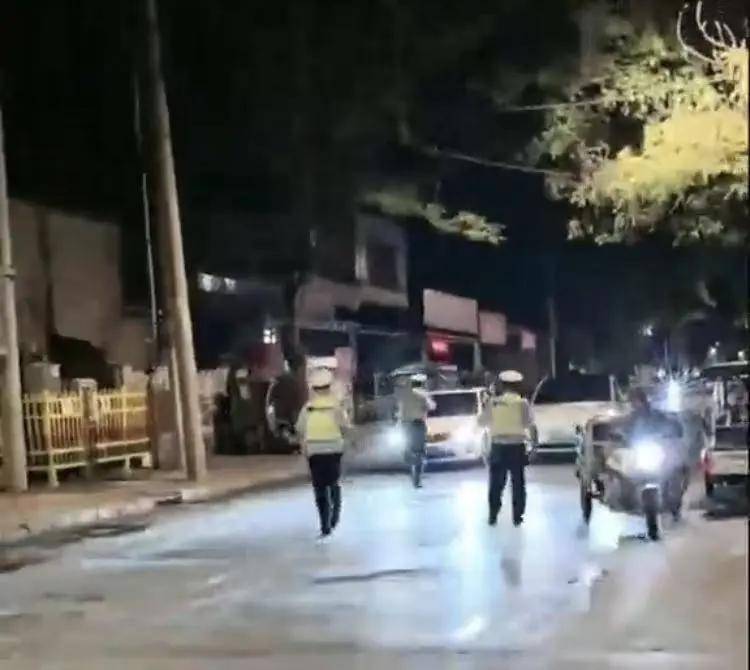 河北一汽车在查酒驾时强行倒车逃离,撞上三轮和特斯拉,当地警方:正在追查