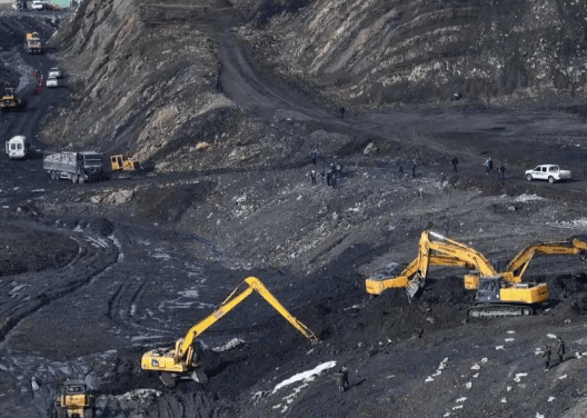 一口气签85亿稀土大单!特朗普笑了,“冤大头”终于出现:一年后,美国稀土会多到用不完