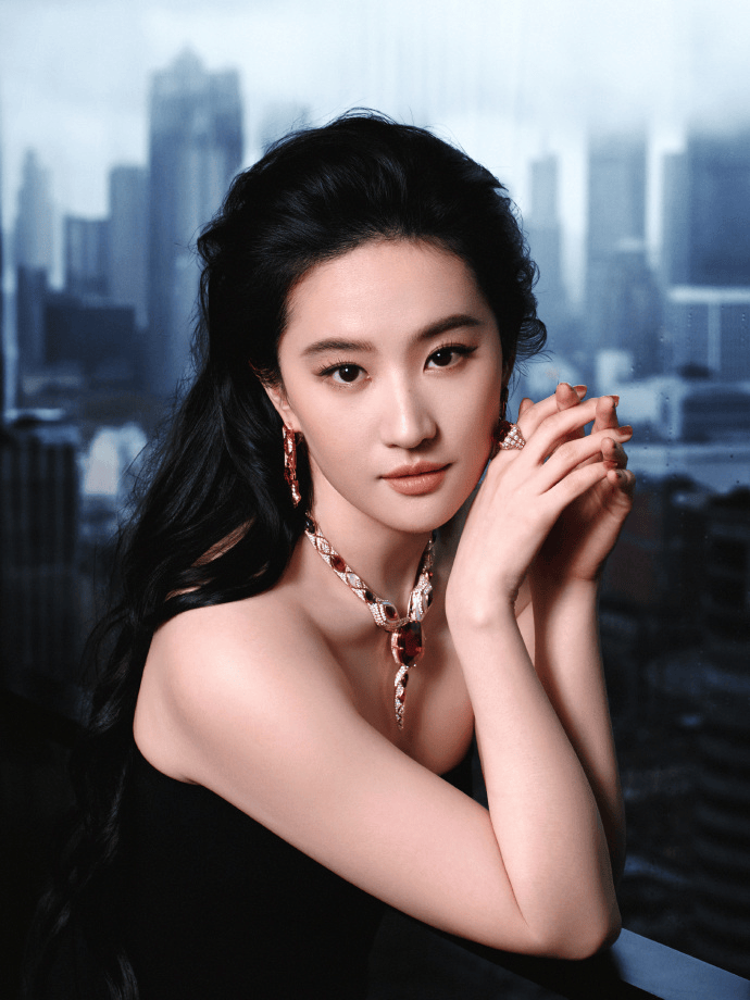 向太曝刘亦菲妈妈终身未再嫁:她一切都以女儿为重