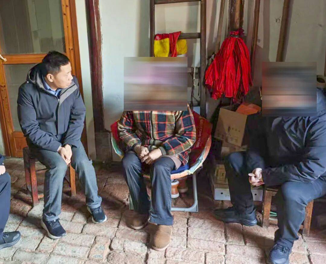 南京街头一声巨响后，他们冲了上去